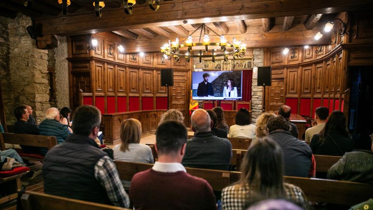 Els assistents a la reunió de poble es van dividir en dos espais (a la foto la sala de consell de comú) per garantir-ne la seguretat.