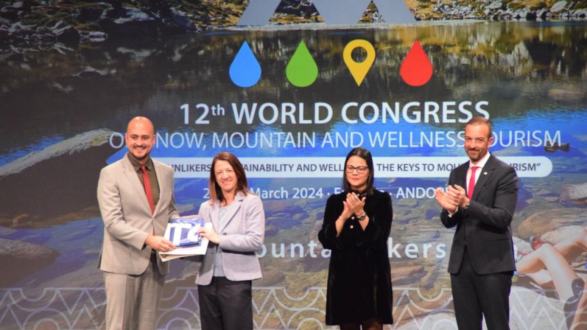 Entrega de la bandera a la cònsol major d'Ordino, Maria del Mar Coma