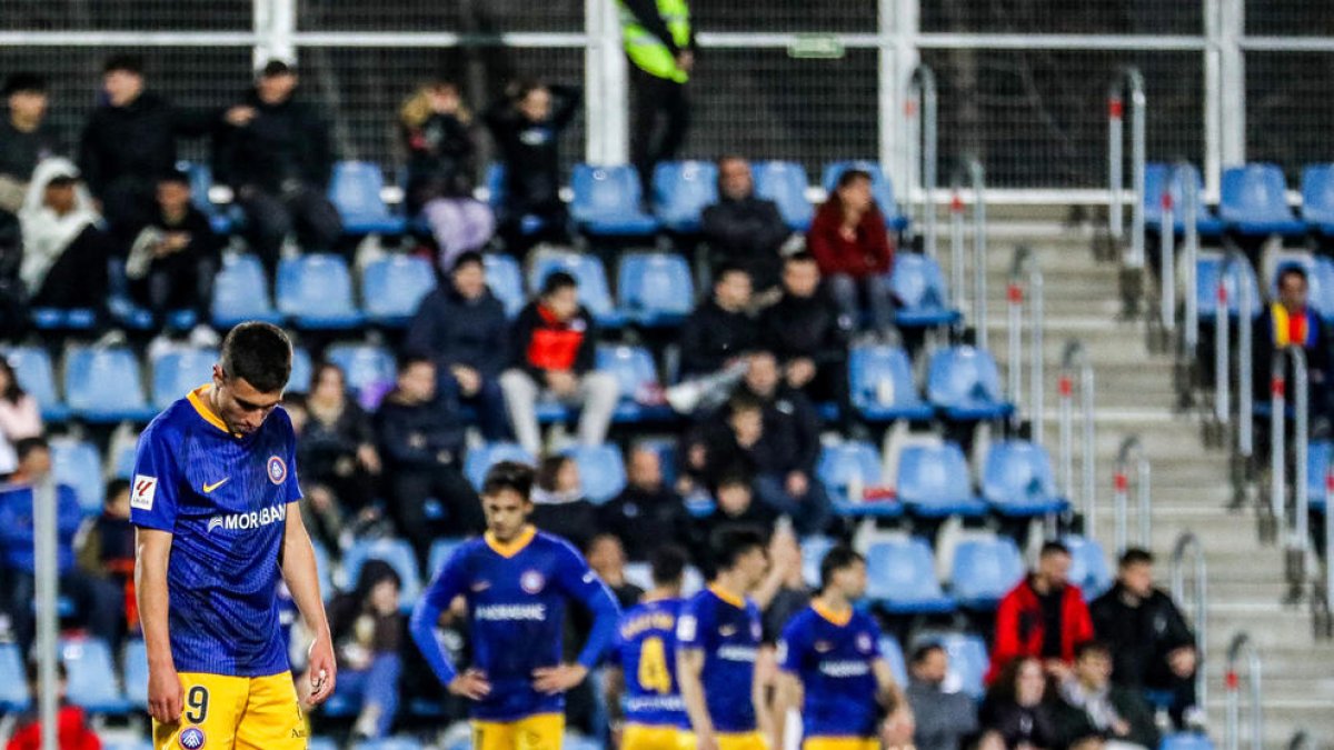 Els jugadors de l'Andorra es lamenten després de la derrota de dilluns.