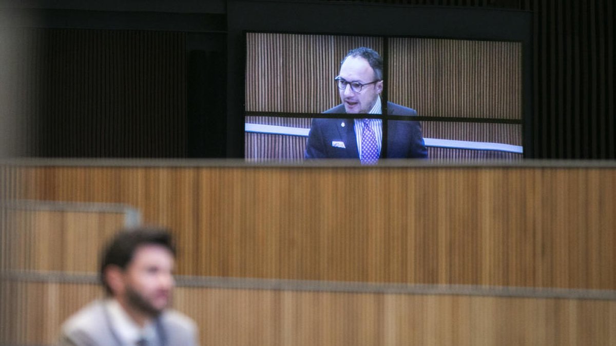Espot i Escalé van protagonitzar el cara a cara de la jornada, intentant confrontar models.