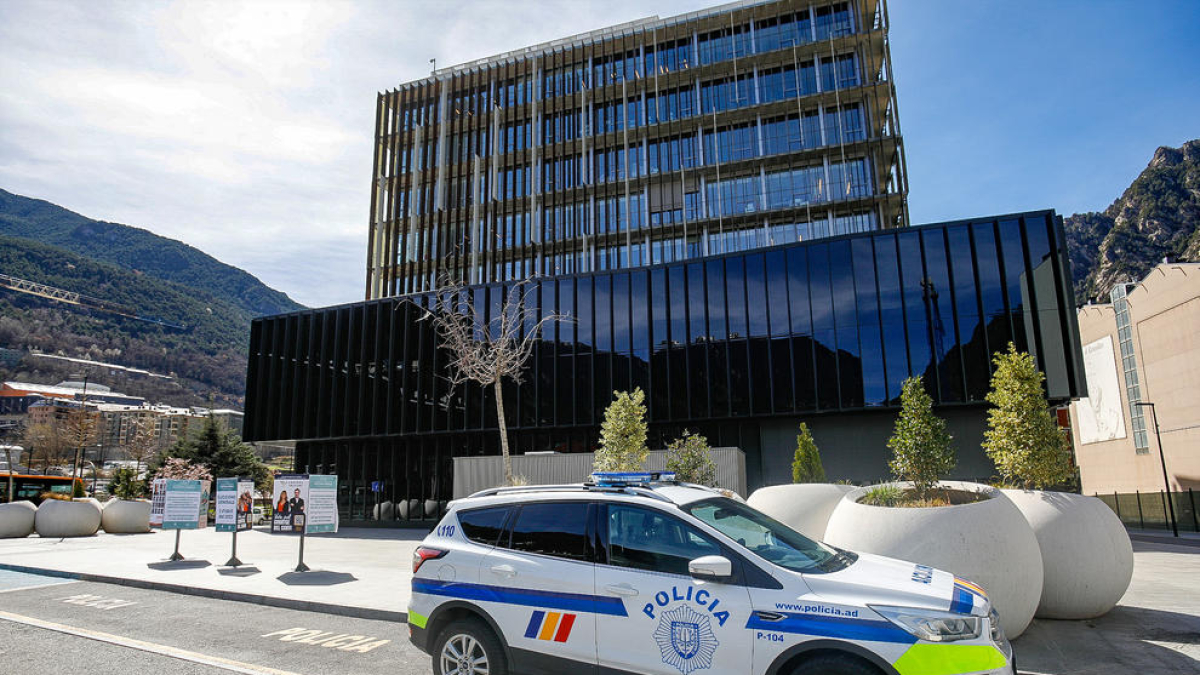 Un cotxe de policia a la seu de la Justícia.