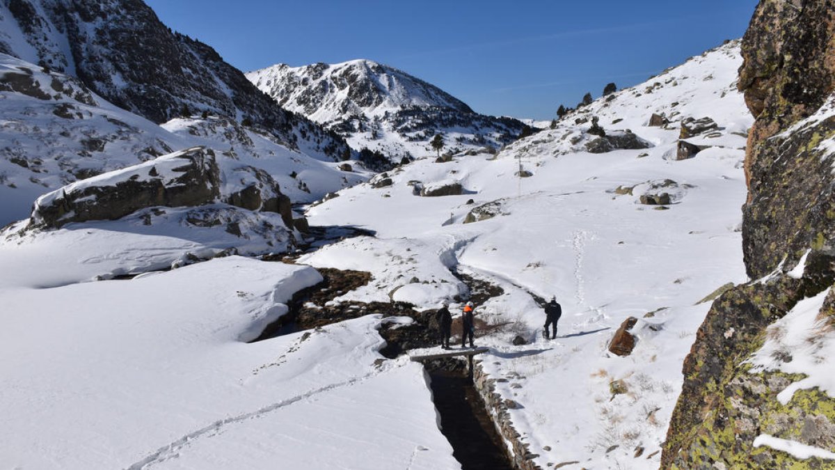 Tècnics de FEDA a l'estany de Juclà.