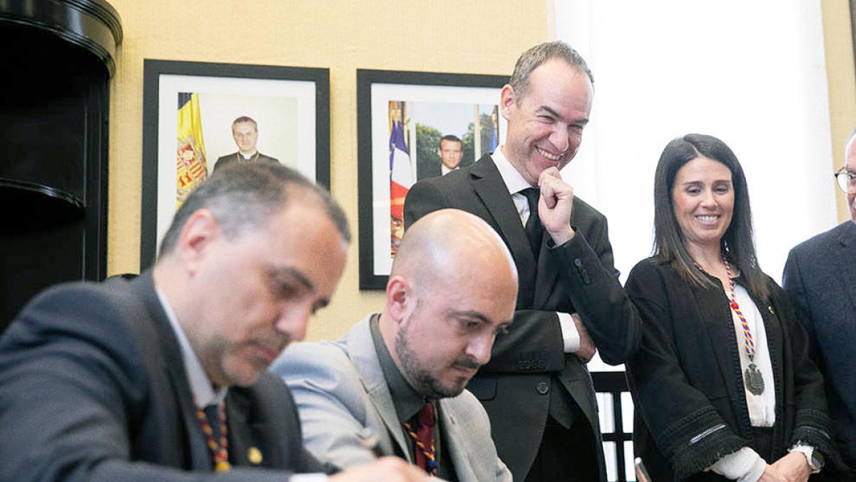 Signatura del pacte entre Canillo i Encamp per Saetde