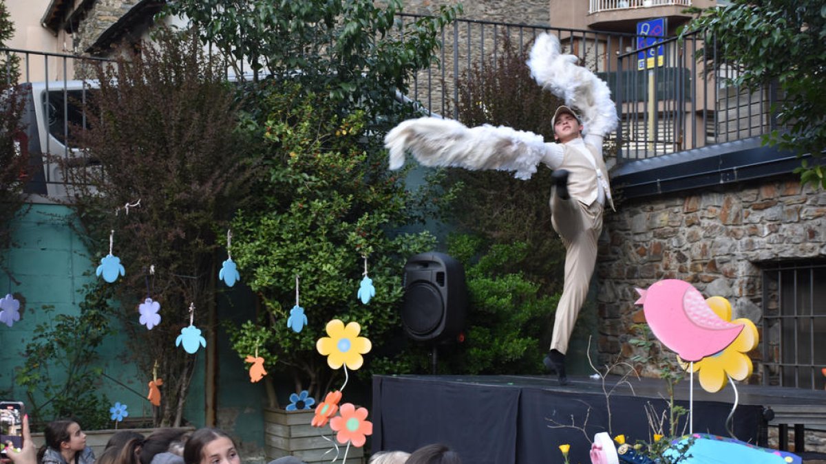 L'espectacle ha tingut lloc a l'exterior de la biblioteca comunal
