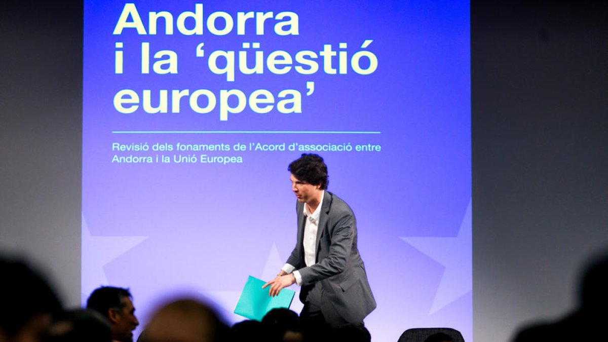 Pol Bartolomé durant la presentació del seu llibre sobre Europa.