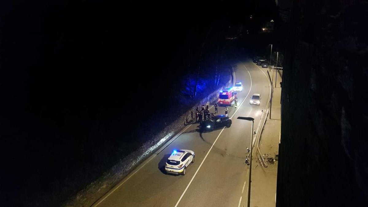 El vehicle accidentat amb la intervenció dels bombers