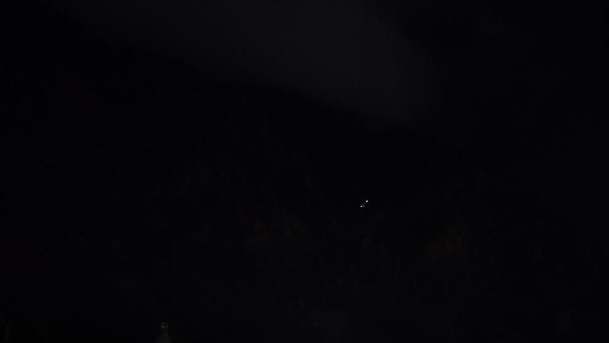 Moment del rescat amb l'helicòpter sobrevolant la zona