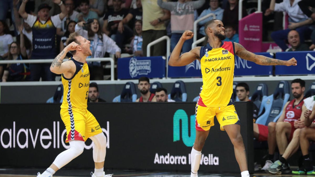 Luz i Montero celebren una acció al partit de dissabte.