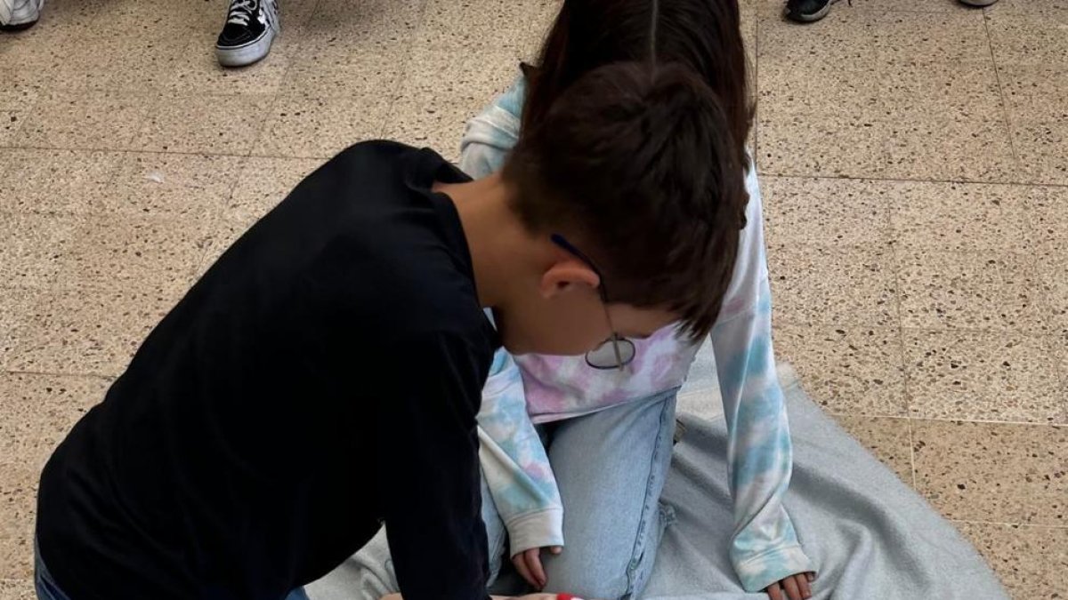 Un alumne fent maniobres de primers auxilis