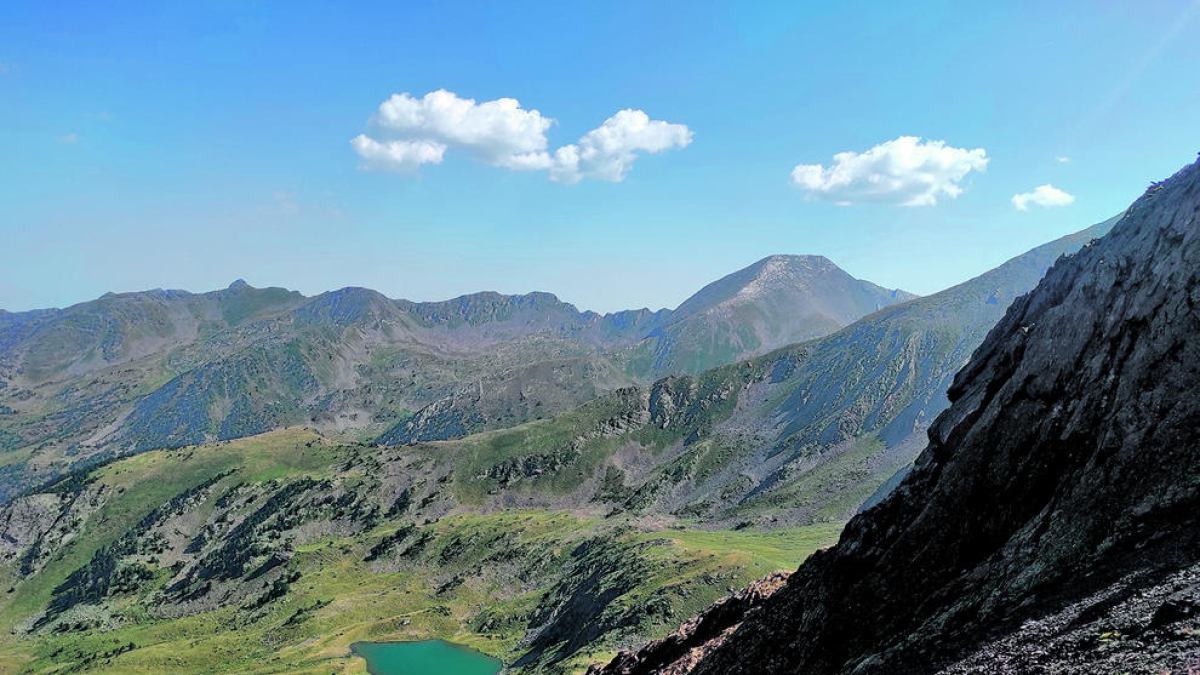 Estany de l'Estanyó i part del circ glacial.