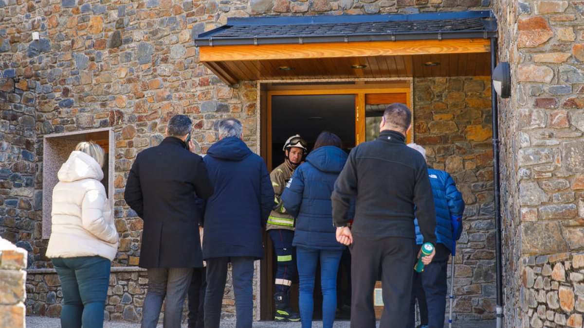 Veïns de l'edifici sinistrat a les portes de casa.
