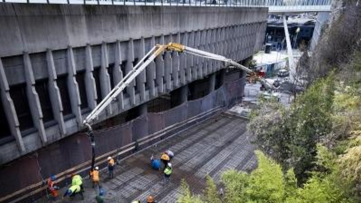 Els treballs per col·locar el ciment sobre les bigues del viaducte.