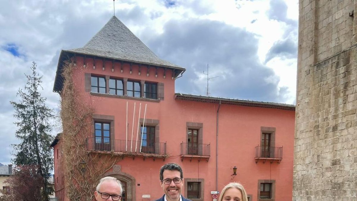 Batalla, Fierro i Font davant l'Ajuntament de la Seu d'Urgell, aquest matí