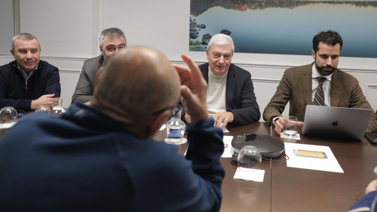 La CEA reunida amb els sindicats en la seu de la patronal.