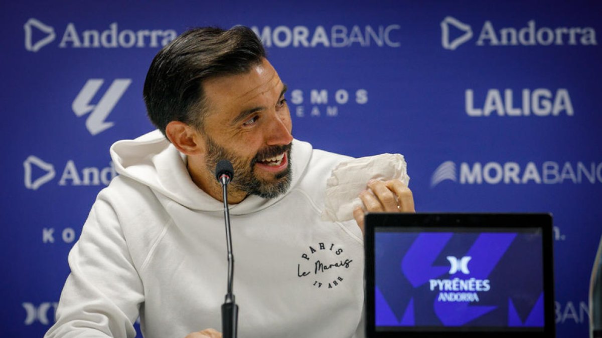 Eder Sarabia, molt emocionat, va recórrer al mocador només començar el discurs.