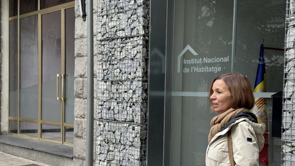 Marta Pujol davant l'Institut Nacional de l'Habitatge.