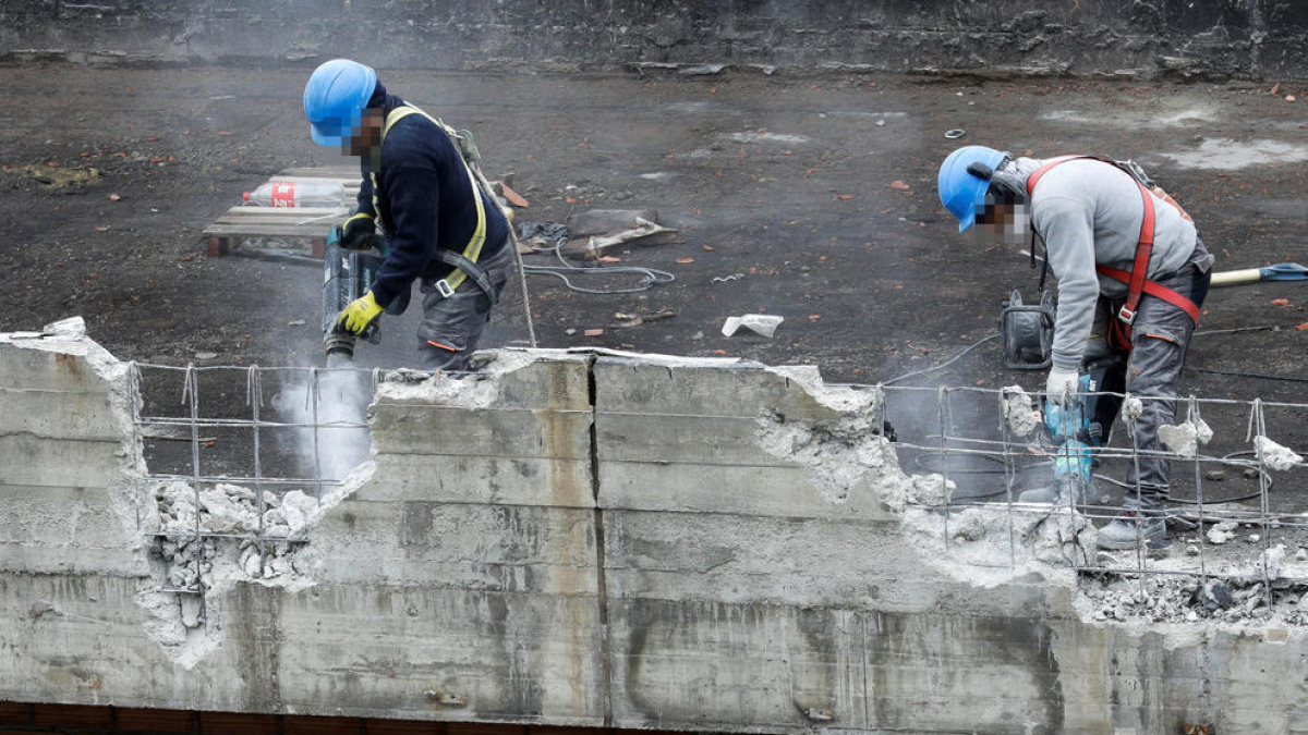 Dos obrers de la construcció en una obra.