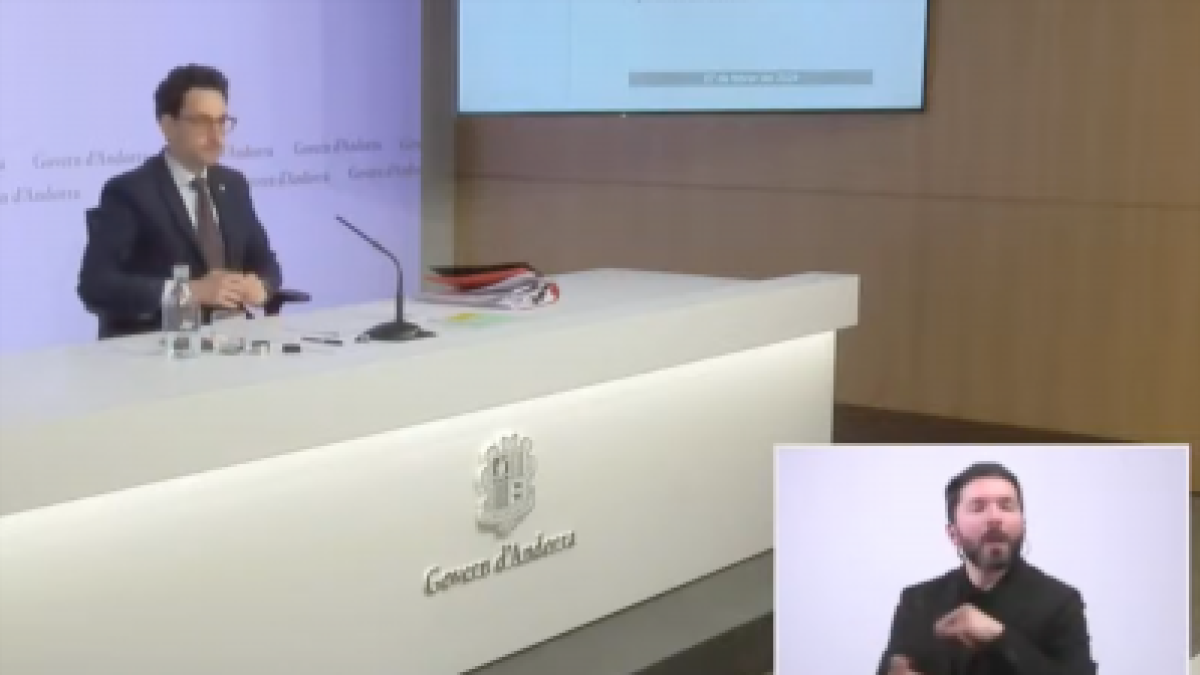 L'intèrpret de llengua de signes, David Jiménez, signant una roda de premsa posterior al consell de ministres