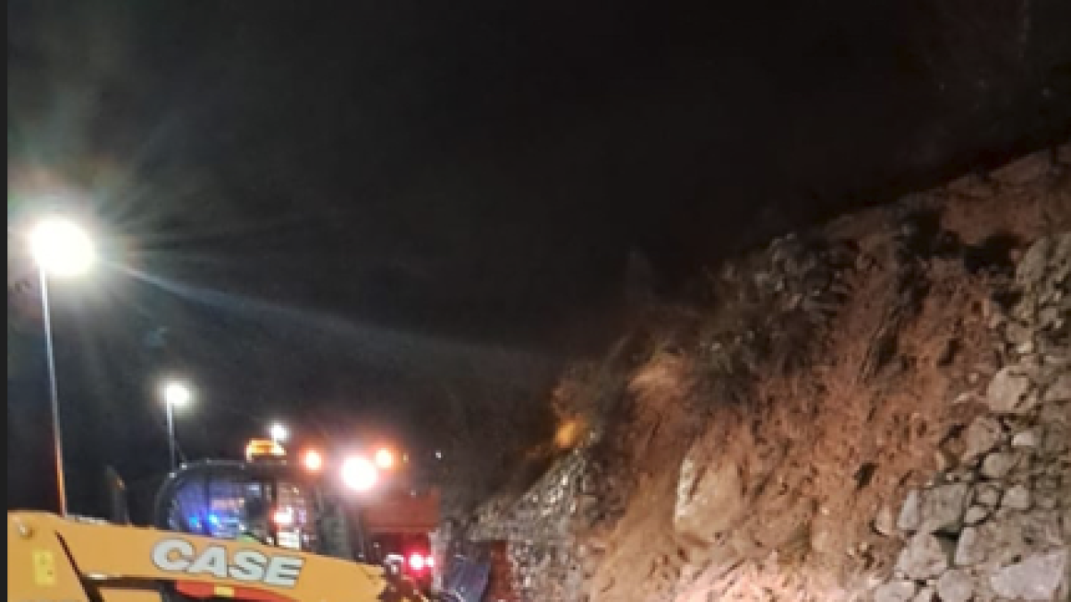 Intervenció del COEX per una esllavissada a la carretera de La Plana