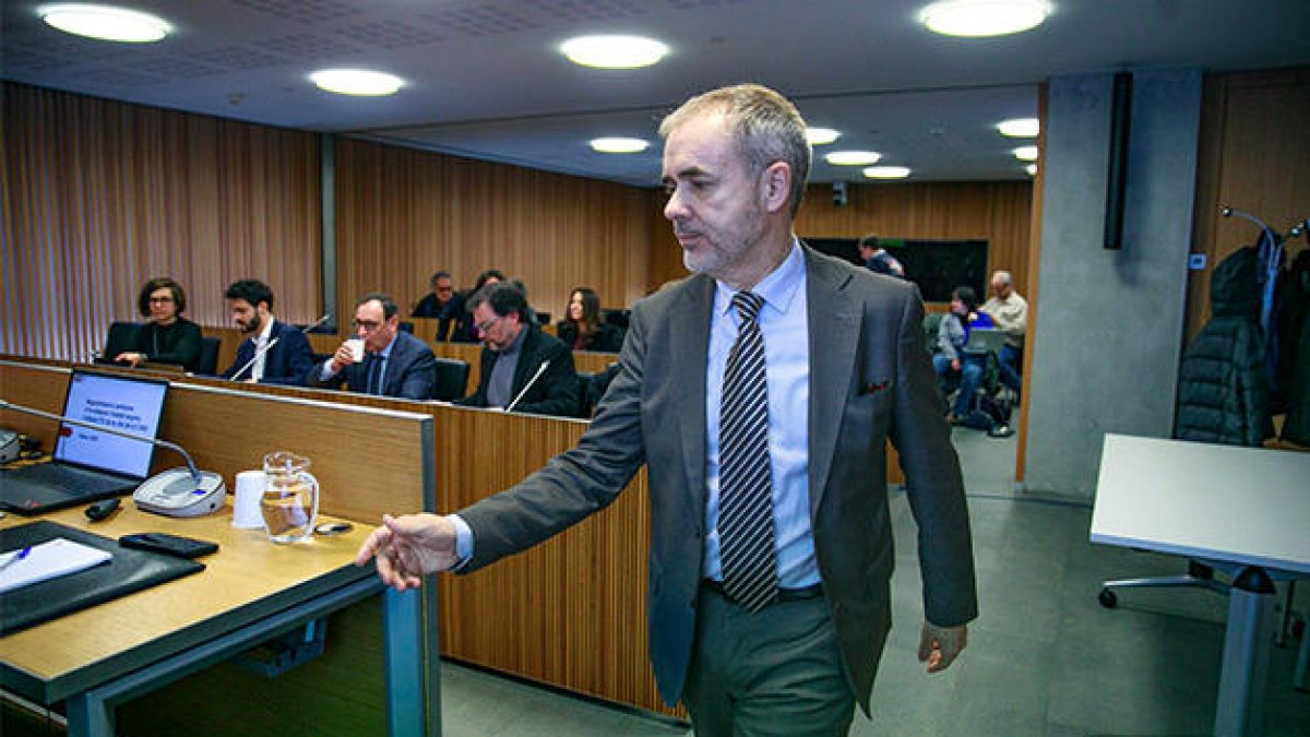 El director de la CASS en una compareixença al Consell.