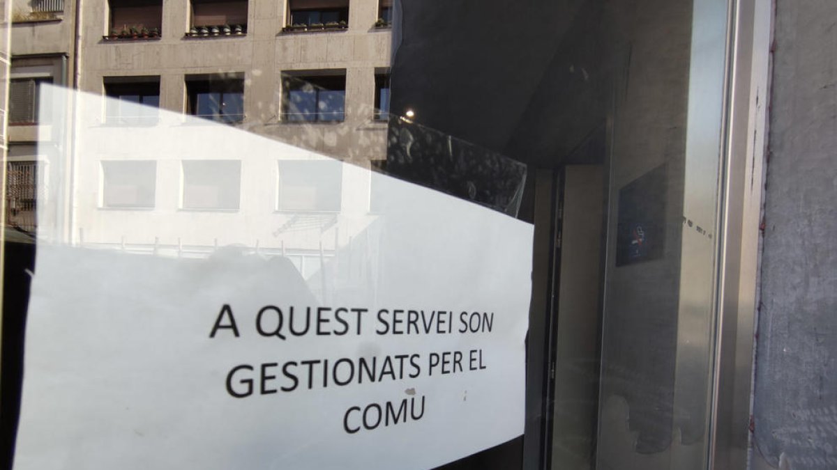 El cartell a l'exterior dels lavabos del bar