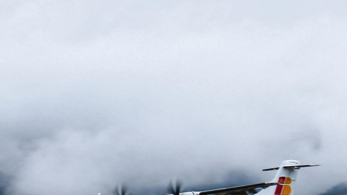 Primer avió de la línia que va aterrar a l'aeroport el 5 de gener.