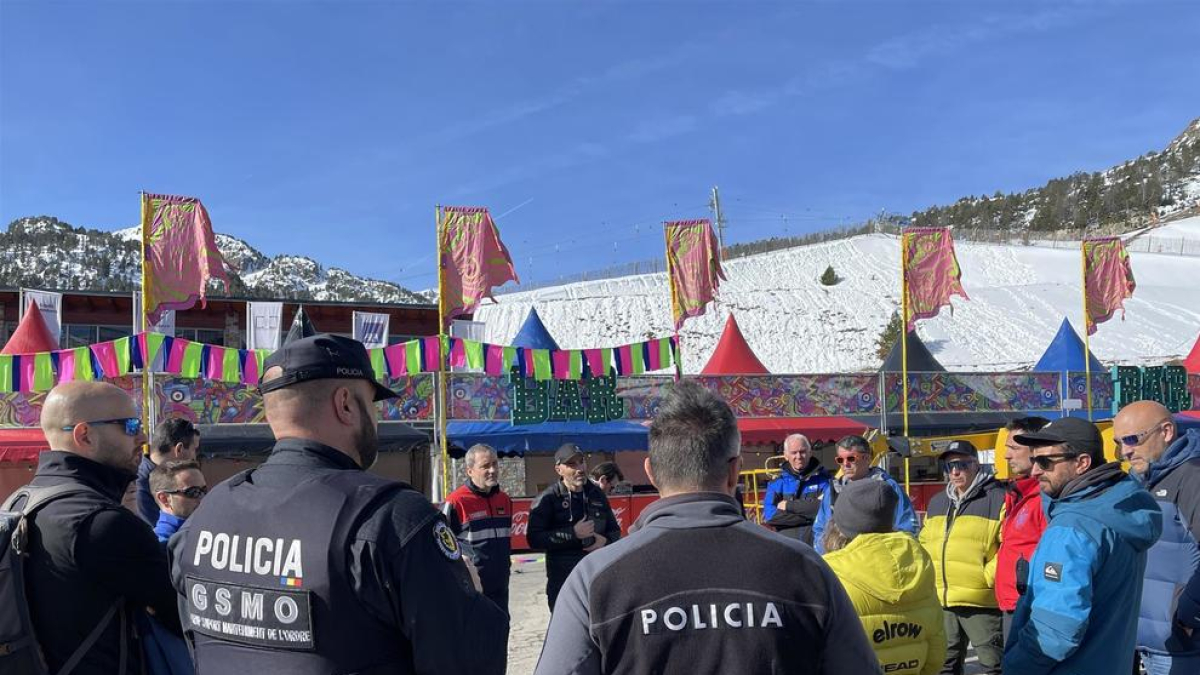Reunió d'agents ultimant els detalls de l'operatiu