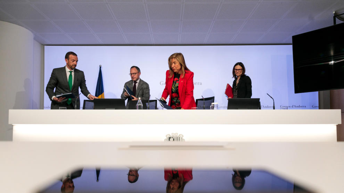 Torres, Espot, Marsol i Molné després d'anunciar les mesures.