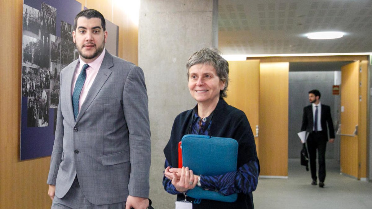 Pere Baró i Susanna Vela al Consell General, amb Cerni Escalé al fons de la sala.