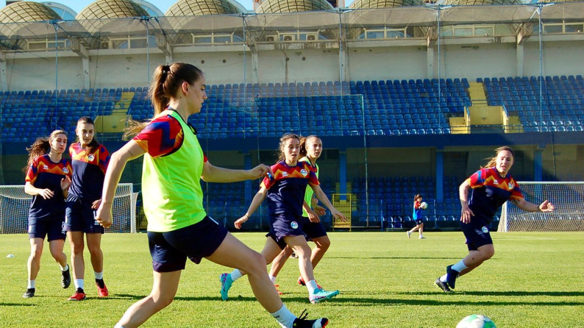 La selecció femenina va entrenar ahir al Gradski Stadion de Podgorica.