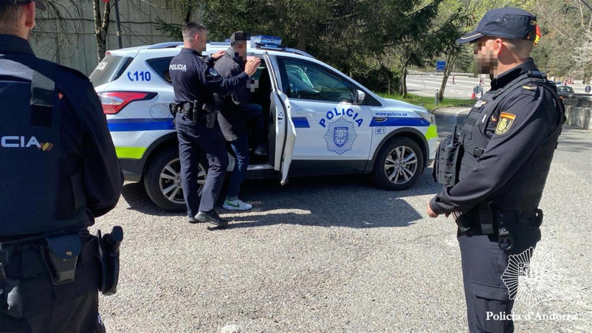 La policia amb l'home extradit.