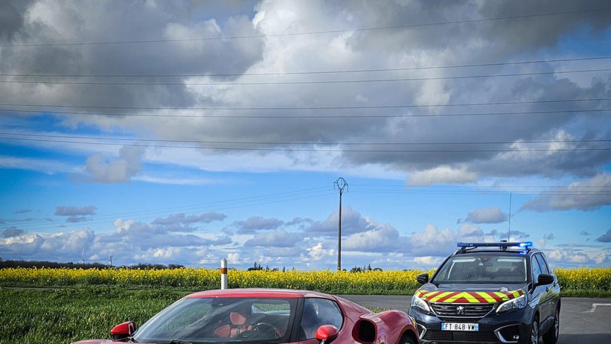 El Ferrari aturat davant d'un vehicle policial