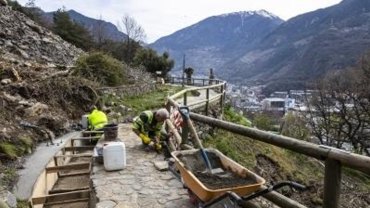 Els operaris del comú d'Andorra la Vella ultimant els treballs de neteja.