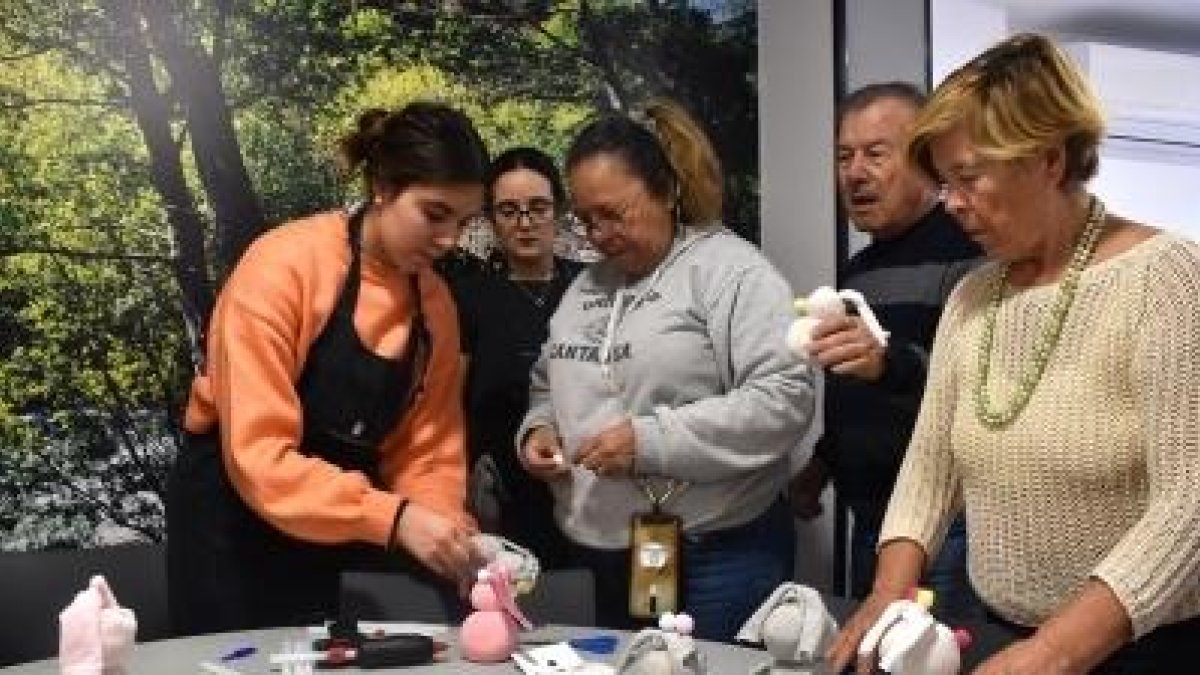 Un moment de l'activitat intergeneracional que ha tingut lloc aquest divendres al Calones.