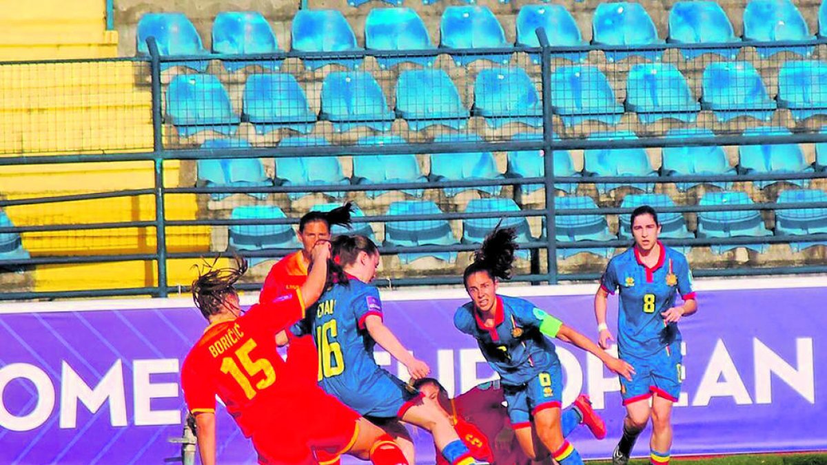 Tere Morató i Clàudia Plaja lluitant per una pilota amb Boricic, ahir.
