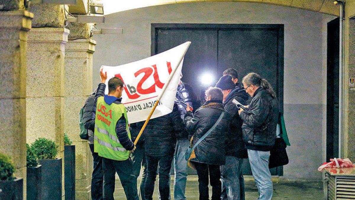Gabriel Ubach parlant amb la premsa.