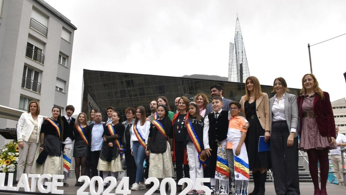 Representants del comú i de l'Unió Pro-Turisme amb el nou elenc