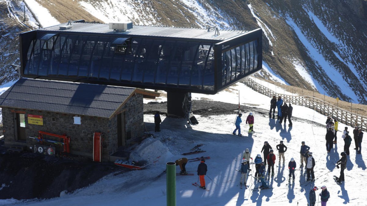Esquiadors al telecadira d'Alt de la Capa, a Arinsal.