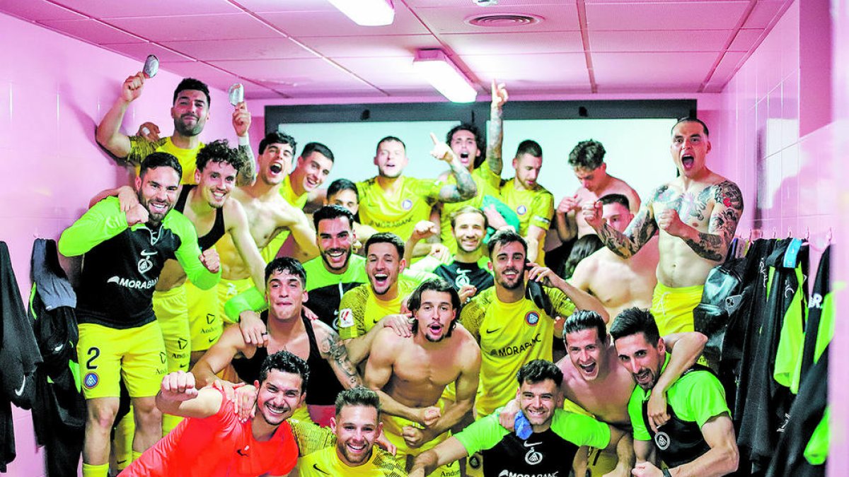 L'equip va celebrar el triomf al vestidor.