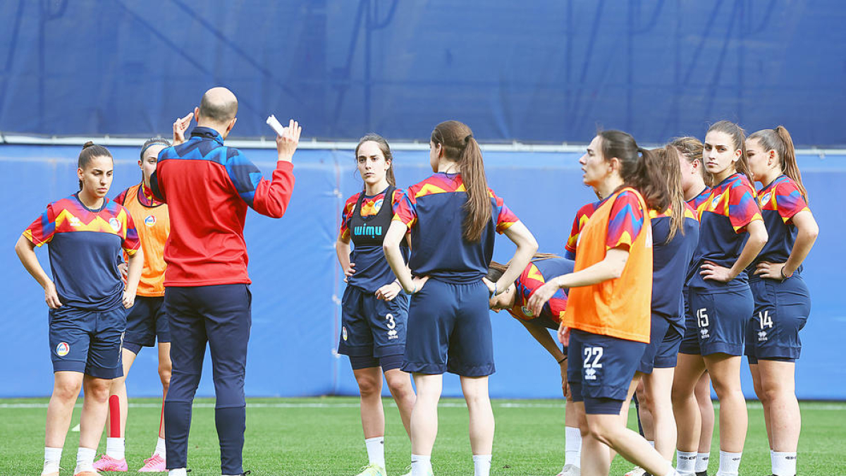 La selecció va entrenar ahir a l'Estadi Nacional.