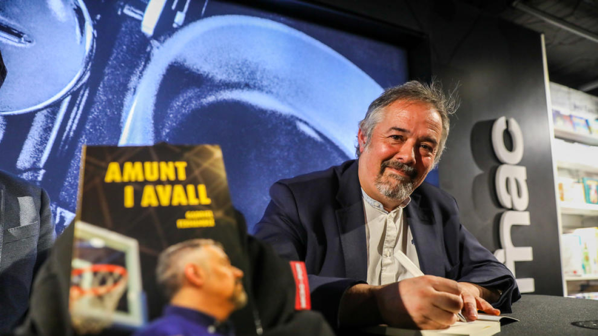 Gabriel Fernàndez signant un exemplar d''Amunt i avall'.