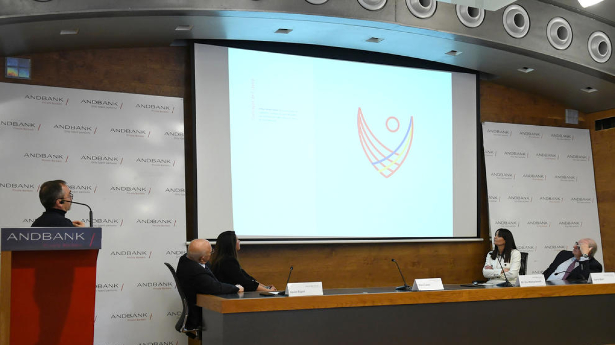 El dissenyador Toni Colom, en un moment de l'argumentació del logo, ahir.