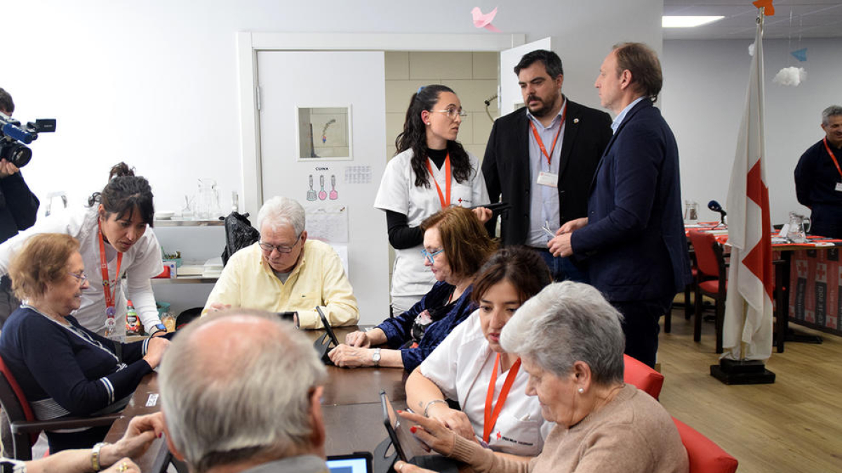 Usuaris del centre de dia de Creu Roja a Escaldes amb la nova eina