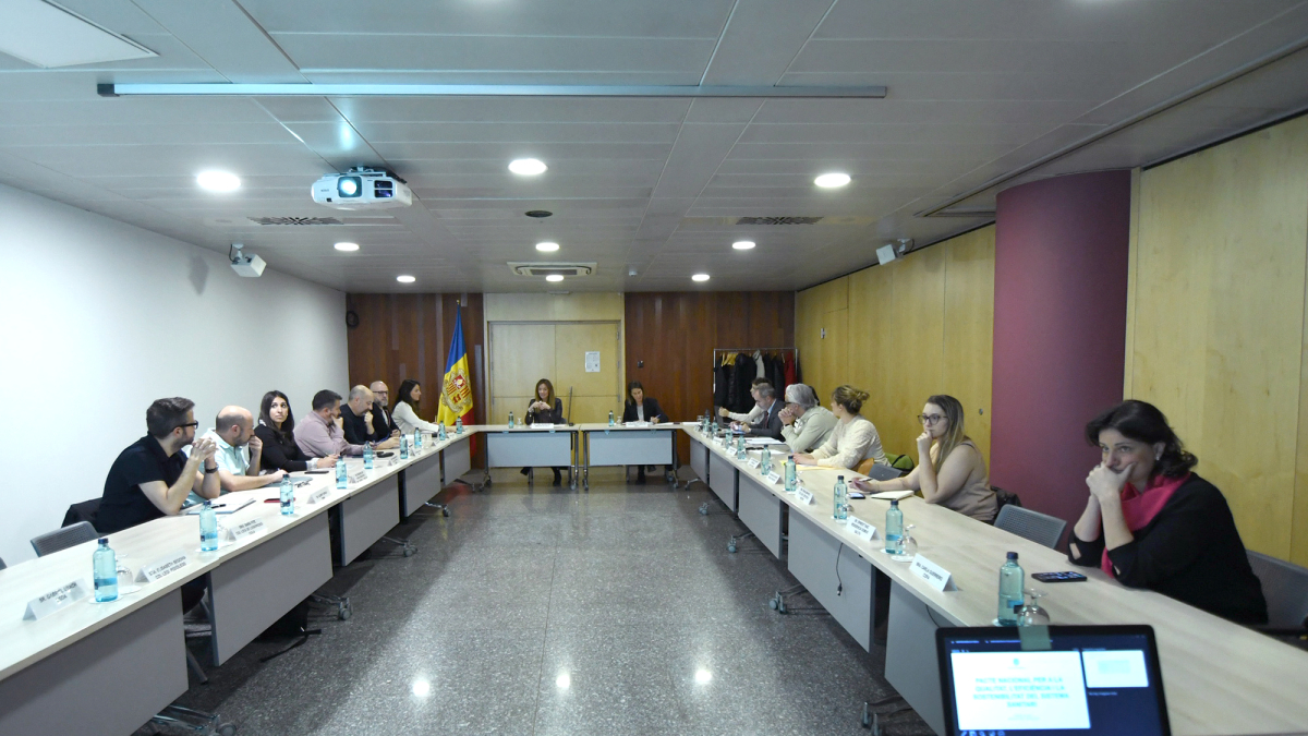La ministra amb els assistents a la reunió.