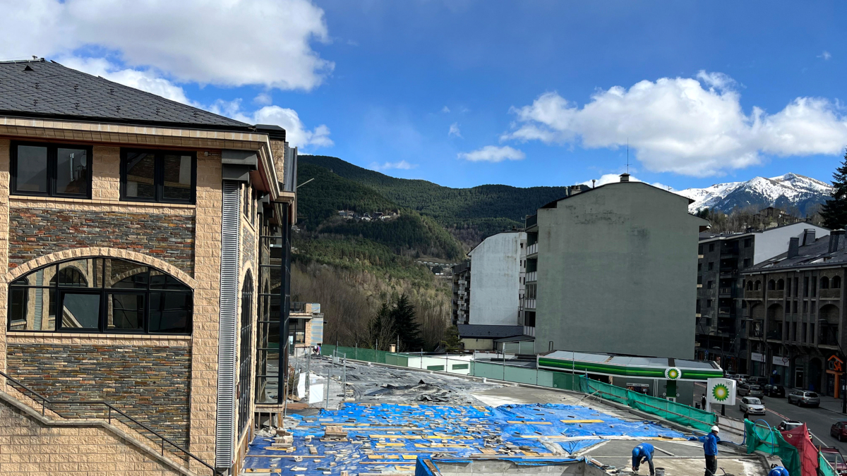 Operaris, ahir treballant a la plaça.