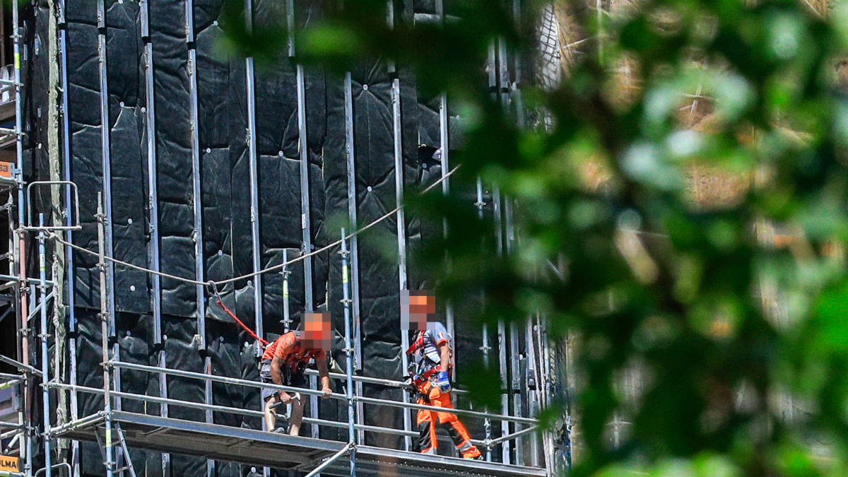 Operaris treballant en una bastida.