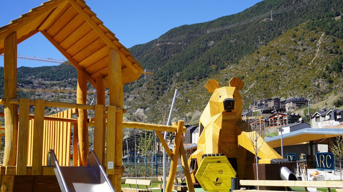 La zona de joc infantil al parc de l'Ossa
