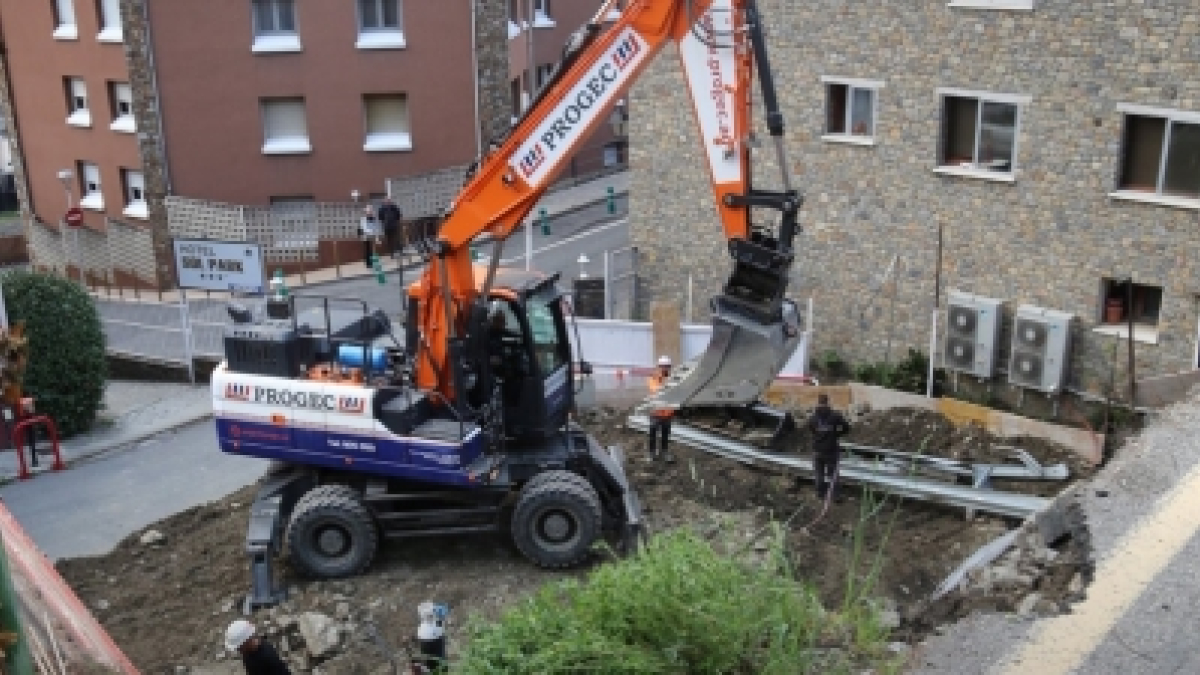 L'esllavissada que ha tingut lloc la matinada d'aquest dilluns a la carretera de Fontaneda.