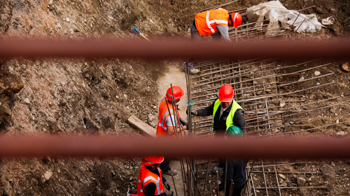 Obrers de la construcció sanejant el terreny.