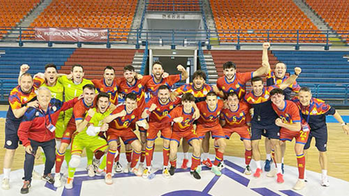 Els jugadors de la selecció celebrant la victòria.